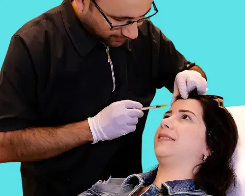 Botox in Berlin: Faltenbehandlung mit erhaltener Mimik – ehrlich erklärt 8 Arzt Serhat Onur bei einer Botox-Behandlung in Berlin